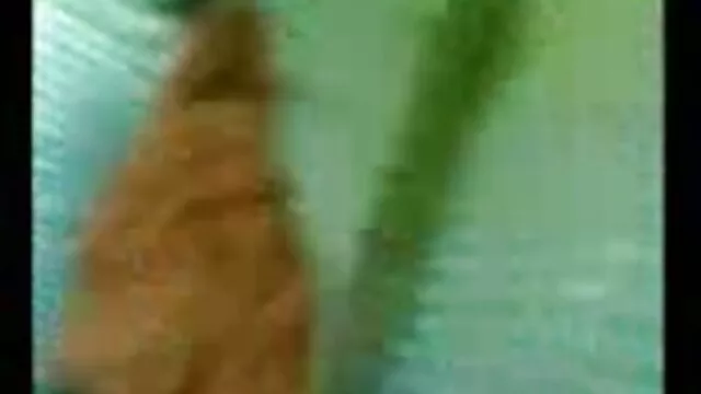 किशोर चेहरे को अच्छा फेशियल देता सेक्सी मूवी इंग्लिश है