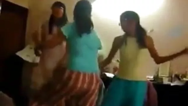 उसके बिस्तर में आग लगा दी बॉलीवुड सेक्सी हिंदी मूवी