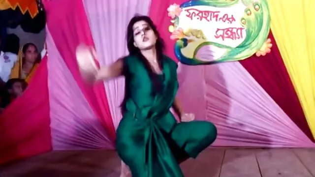 काले बालों वाली हिंदी सेक्सी मूवी चलने वाली सुडौल लड़की ने चेहरे की गड़बड़ कर दी