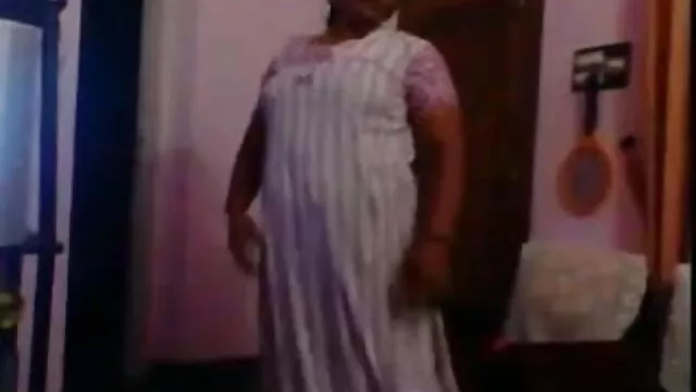 शकीरा इसे मूवी सेक्सी वीडियो में अकेले जाती है