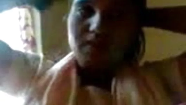 वह अपने माता-पिता के साथ समूह सेक्स की कोशिश बॉलीवुड का सेक्सी मूवी करता है