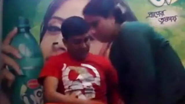 मेरी चूत कुमारी दुल्हन सेक्सी मूवी को चाटो पापा