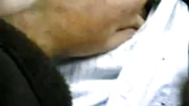 उसके छोटे से मुंह इंग्लिश की सेक्सी मूवी में कठोर डंडा