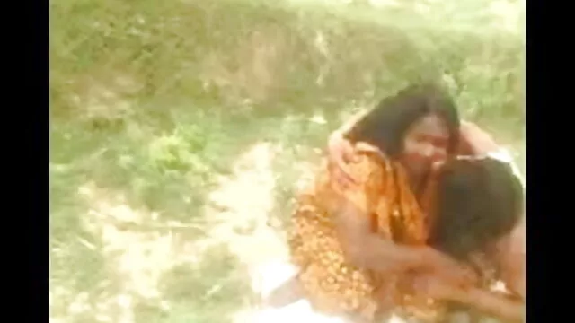 क्यूट चब्बी शहद एक हॉट फुटजॉब सेक्सी मूवी नई वाली देता है