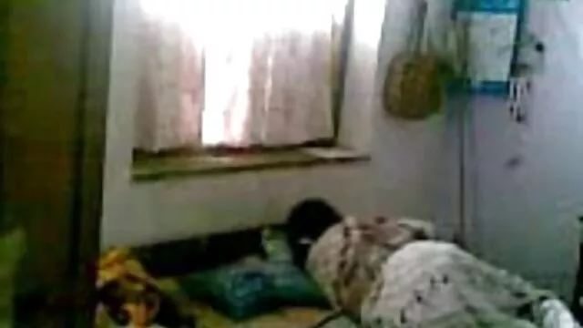 सुंदर लड़कियों को पट्टी और कठिन छात्र बकवास के साथ बॉलीवुड सेक्सी हिंदी मूवी पुरुषों को प्रदान करते हैं