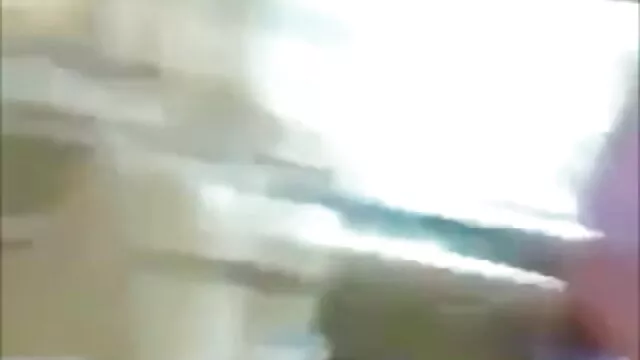 रूसी मूवी सेक्सी फिल्म श्यामला पेंटीहोज में अपने पैर दिखा रहा है