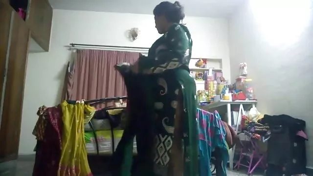 किम्मी कहन के मीठे मुंडा बॉक्स को लिविंग रूम के सोफे हिंदी में सेक्सी मूवी वीडियो में पर उतारा गया