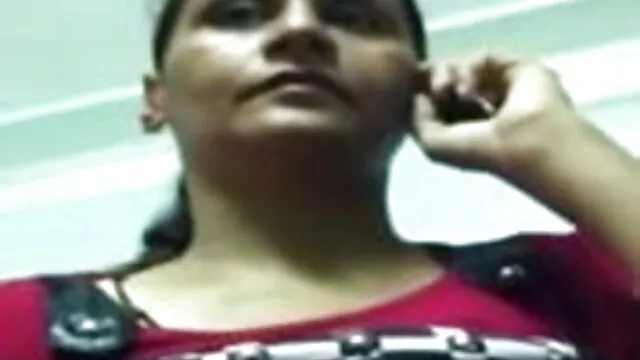 Milf उंगलियों और खिलौने के साथ उसकी बिल्ली हिंदी वाली सेक्सी मूवी के साथ खेलता है