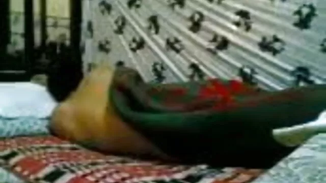 खूबसूरत महिला वेब कैमरा पर सह फुल सेक्सी हिंदी मूवी से प्यार करता है!